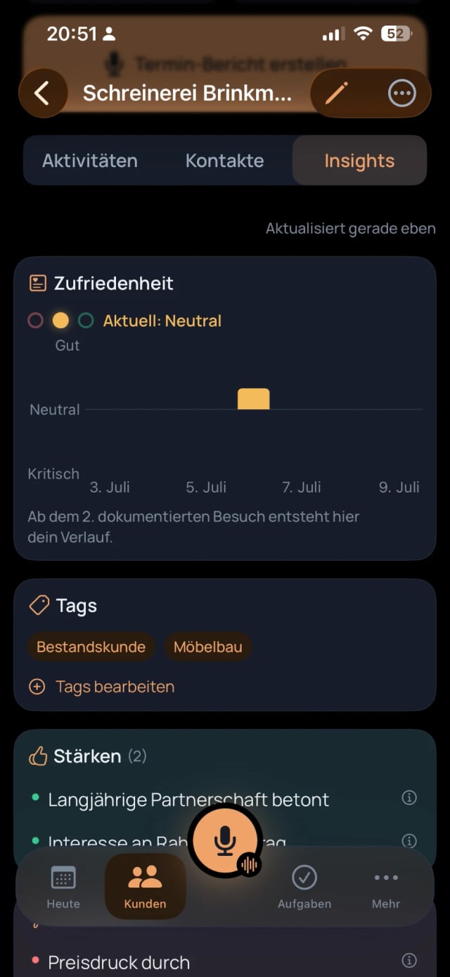 SalesMate-KI-Insights mit Zufriedenheitsverlauf, Tags und automatisch erkannten Stärken eines Kunden