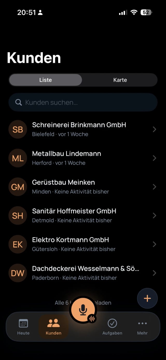 SalesMate-Kundenliste mit Suche, sechs Handwerksbetrieben aus Ostwestfalen und zentralem Mikrofon-Button